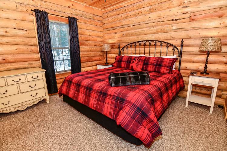 HOU Moody Blues STR · COZY King Bed. Gated House. NO CLEANING FEE